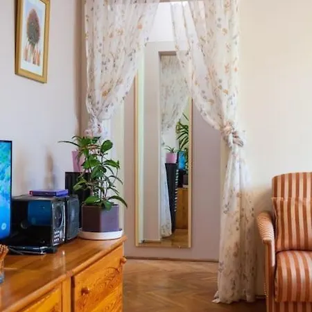 Spacious Retro Flat Close To National Stadium Warschau
