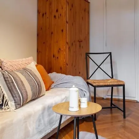 Spacious Retro Flat Close To National Stadium *
