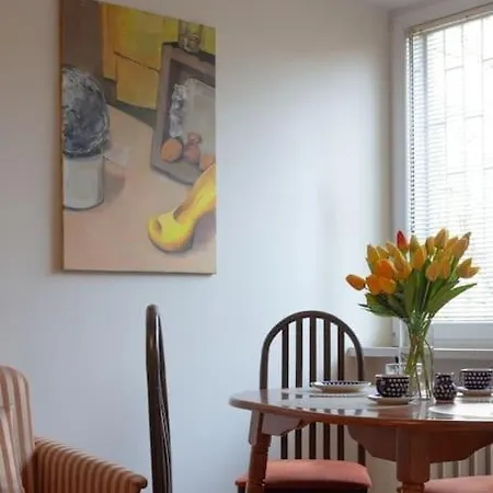 Spacious Retro Flat Close To National Stadium *
