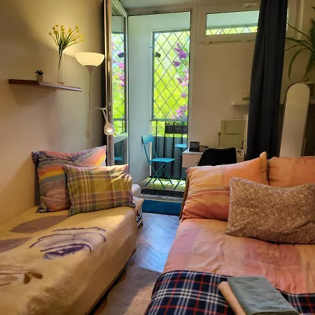 Spacious Retro Flat Close To National Stadium